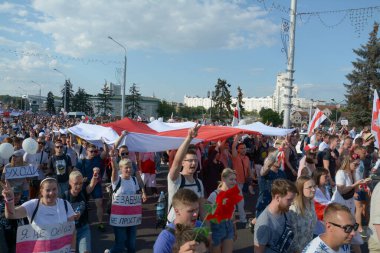 MINSK, BELARUS - Ağustos 2020: Onbinlerce insan onursuz cumhurbaşkanlığı seçimlerini ve polis zulmünü protesto etmek için Minsk sokaklarına döküldü