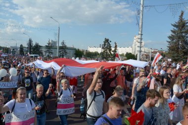MINSK, BELARUS - Ağustos 2020: Onbinlerce insan onursuz cumhurbaşkanlığı seçimlerini ve polis zulmünü protesto etmek için Minsk sokaklarına döküldü