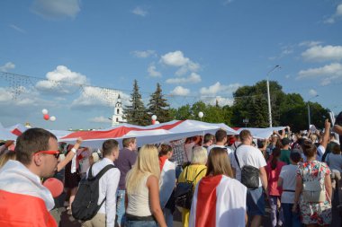 MINSK, BELARUS - Ağustos 2020: Onbinlerce insan onursuz cumhurbaşkanlığı seçimlerini ve polis zulmünü protesto etmek için Minsk sokaklarına döküldü