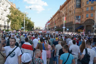 MINSK, BELARUS - Ağustos 2020: Onbinlerce insan onursuz cumhurbaşkanlığı seçimlerini ve polis zulmünü protesto etmek için Minsk sokaklarına döküldü