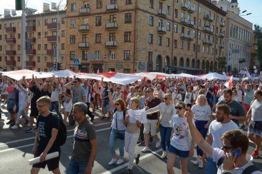 MINSK, BELARUS - Ağustos 2020: Onbinlerce insan onursuz cumhurbaşkanlığı seçimlerini ve polis zulmünü protesto etmek için Minsk sokaklarına döküldü