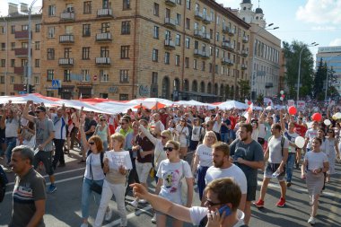 MINSK, BELARUS - Ağustos 2020: Onbinlerce insan onursuz cumhurbaşkanlığı seçimlerini ve polis zulmünü protesto etmek için Minsk sokaklarına döküldü
