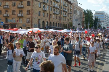 MINSK, BELARUS - Ağustos 2020: Onbinlerce insan onursuz cumhurbaşkanlığı seçimlerini ve polis zulmünü protesto etmek için Minsk sokaklarına döküldü