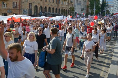 MINSK, BELARUS - Ağustos 2020: Onbinlerce insan onursuz cumhurbaşkanlığı seçimlerini ve polis zulmünü protesto etmek için Minsk sokaklarına döküldü