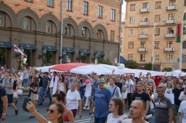 MINSK, BELARUS - 16 Ağustos 2020: bağımsız Belarus tarihindeki en büyük protesto. 2020 'deki sahte başkanlık seçimleri. Demokrasi için Beyaz Rusya halkının barışçıl mücadelesi