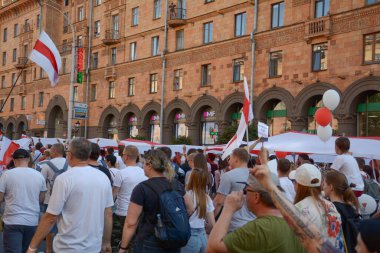 MINSK, BELARUS - Ağustos 2020: Onbinlerce insan onursuz cumhurbaşkanlığı seçimlerini ve polis zulmünü protesto etmek için Minsk sokaklarına döküldü
