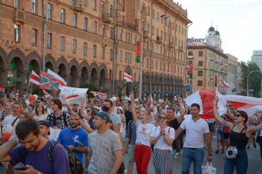 MINSK, BELARUS - Ağustos 2020: Onbinlerce insan onursuz cumhurbaşkanlığı seçimlerini ve polis zulmünü protesto etmek için Minsk sokaklarına döküldü