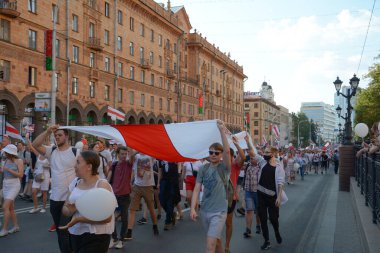 MINSK, BELARUS - Ağustos 2020: Onbinlerce insan onursuz cumhurbaşkanlığı seçimlerini ve polis zulmünü protesto etmek için Minsk sokaklarına döküldü