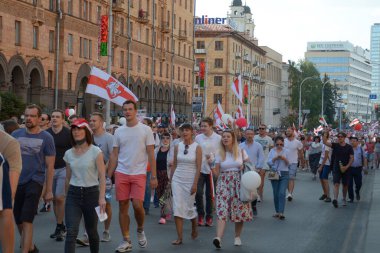 MINSK, BELARUS - Ağustos 2020: Onbinlerce insan onursuz cumhurbaşkanlığı seçimlerini ve polis zulmünü protesto etmek için Minsk sokaklarına döküldü