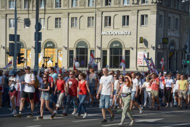 MINSK, BELARUS - Ağustos 2020: Onbinlerce insan onursuz cumhurbaşkanlığı seçimlerini ve polis zulmünü protesto etmek için Minsk sokaklarına döküldü
