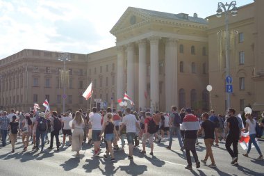 MINSK, BELARUS - Ağustos 2020: Onbinlerce insan onursuz cumhurbaşkanlığı seçimlerini ve polis zulmünü protesto etmek için Minsk sokaklarına döküldü