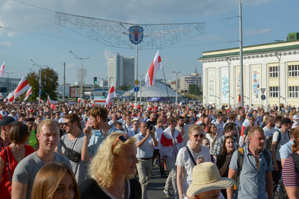 Минск, Белоруссия - Август 2020: десятки тысяч людей вышли на улицы Минска в знак протеста против нечестных президентских выборов и жестокости полиции