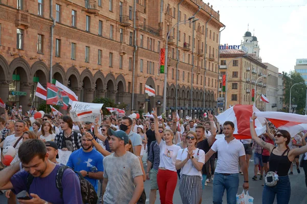 MINSK, BELARUS - Ağustos 2020: Onbinlerce insan onursuz cumhurbaşkanlığı seçimlerini ve polis zulmünü protesto etmek için Minsk sokaklarına döküldü