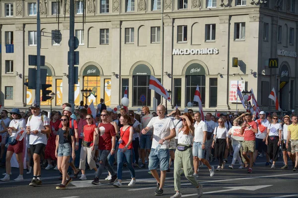 MINSK, BELARUS - Ağustos 2020: Onbinlerce insan onursuz cumhurbaşkanlığı seçimlerini ve polis zulmünü protesto etmek için Minsk sokaklarına döküldü