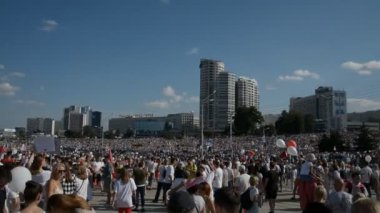 MINSK, BELARUS - 16 Ağustos 2020: bağımsız Belarus tarihindeki en büyük protesto. 2020 'deki sahte başkanlık seçimleri. Demokrasi için Beyaz Rusya halkının barışçıl mücadelesi
