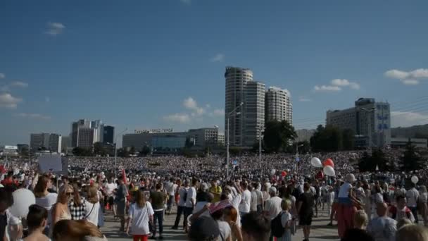 MINSK, BELARUS - 16 de agosto de 2020: La mayor protesta en la historia de la soberanía de Belarús. Elecciones presidenciales fraudulentas en 2020. Lucha pacífica del pueblo bielorruso por la democracia — Vídeo de stock