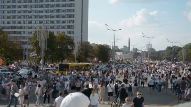 MINSK, BELARUS - 16 Ağustos 2020: bağımsız Belarus tarihindeki en büyük protesto. 2020 'deki sahte başkanlık seçimleri. Demokrasi için Beyaz Rusya halkının barışçıl mücadelesi