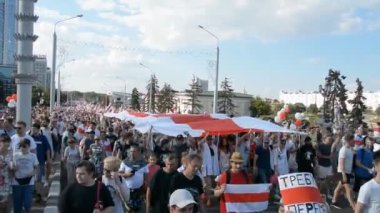 MINSK, BELARUS - 16 Ağustos 2020: bağımsız Belarus tarihindeki en büyük protesto. 2020 'deki sahte başkanlık seçimleri. Demokrasi için Beyaz Rusya halkının barışçıl mücadelesi