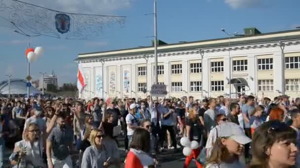 MINSK, BELARUS - 16 augustus 2020: Het grootste protest in de geschiedenis van soeverein Wit-Rusland. Frauduleuze presidentsverkiezingen in 2020. Vreedzame strijd van het Belarussische volk voor democratie — Stockvideo