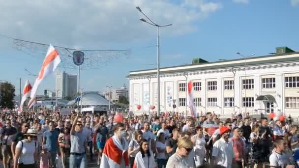 MINSK, BELARUS - Αύγουστος, 16, 2020: Η μεγαλύτερη διαμαρτυρία στην ιστορία της κυρίαρχης Λευκορωσίας. Παράνομες προεδρικές εκλογές του 2020. Ειρηνικός αγώνας του λαού της Λευκορωσίας για δημοκρατία — Αρχείο Βίντεο