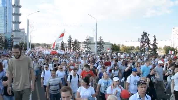MINSK, BELARUS - 16 augusti 2020: Den största protesten i historien om suveräna Vitryssland. Bedrägliga presidentval 2020. Det vitryska folkets fredliga kamp för demokrati — Stockvideo