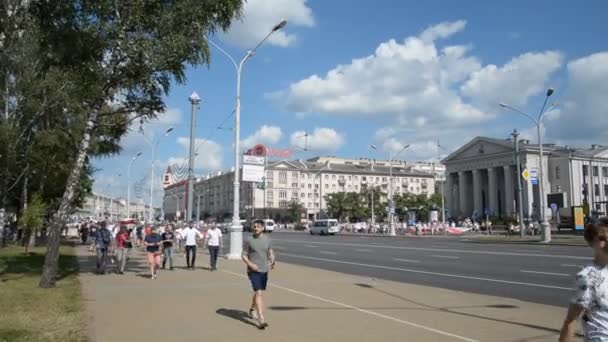 MINSK, BELARUS - 16 de agosto de 2020: O maior protesto da história da Bielorrússia soberana. Eleições presidenciais fraudulentas em 2020. Luta pacífica do povo bielorrusso pela democracia — Vídeo de Stock