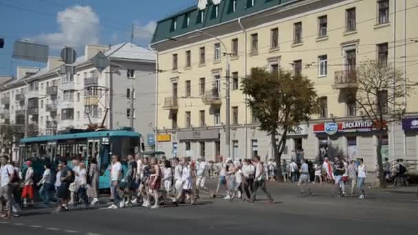 MINSK, BELARUS - 16 de agosto de 2020: O maior protesto da história da Bielorrússia soberana. Eleições presidenciais fraudulentas em 2020. Luta pacífica do povo bielorrusso pela democracia — Vídeo de Stock