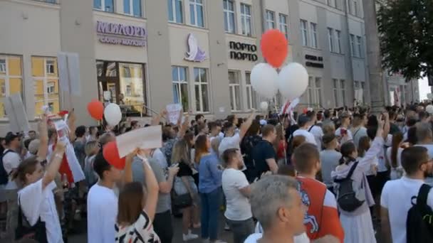 MINSK, BELARUS - 16 augusti 2020: Den största protesten i historien om suveräna Vitryssland. Bedrägliga presidentval 2020. Det vitryska folkets fredliga kamp för demokrati — Stockvideo