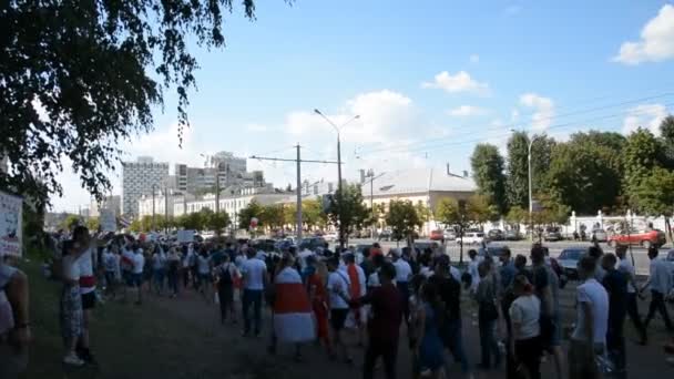 MINSK, BELARUS - 16. srpna 2020: Největší protest v dějinách suverénního Běloruska. Podvodné prezidentské volby v roce2020. Mírový boj běloruského lidu za demokracii — Stock video