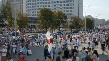 MINSK, BELARUS - 16 Ağustos 2020: bağımsız Belarus tarihindeki en büyük protesto. 2020 'deki sahte başkanlık seçimleri. Demokrasi için Beyaz Rusya halkının barışçıl mücadelesi