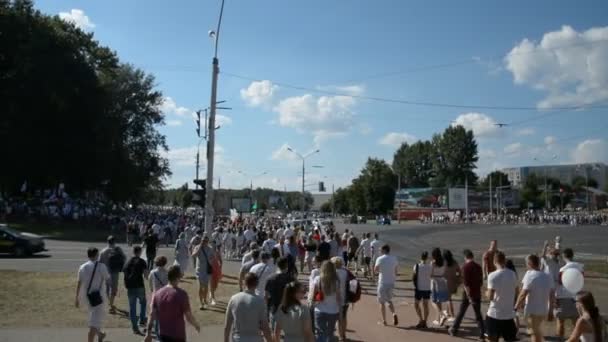 MINSK, BELARUS - 16. srpna 2020: Největší protest v dějinách suverénního Běloruska. Podvodné prezidentské volby v roce2020. Mírový boj běloruského lidu za demokracii — Stock video