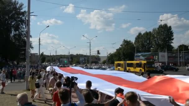 MINSK, BELARUS - 16 agosto 2020: La più grande protesta nella storia della Bielorussia sovrana. Elezioni presidenziali fraudolente nel 2020. Lotta pacifica del popolo bielorusso per la democrazia — Video Stock