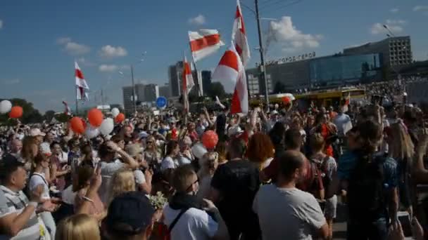 MINSK, BELARUS - 16 augusti 2020: Den största protesten i historien om suveräna Vitryssland. Bedrägliga presidentval 2020. Det vitryska folkets fredliga kamp för demokrati — Stockvideo