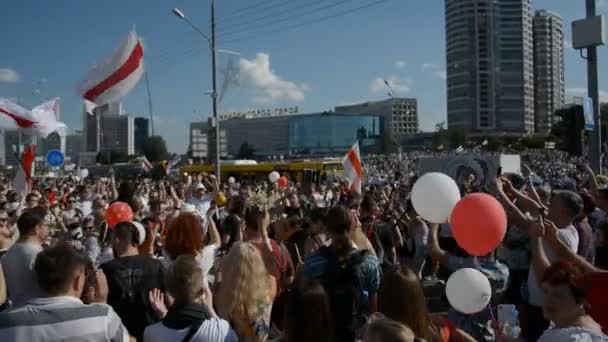 MINSK, BELARUS - 16 de agosto de 2020: La mayor protesta en la historia de la soberanía de Belarús. Elecciones presidenciales fraudulentas en 2020. Lucha pacífica del pueblo bielorruso por la democracia — Vídeo de stock