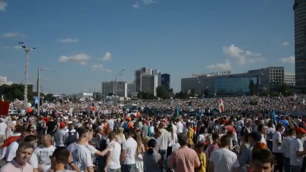 MINSK, BELARUS - 16 augustus 2020: Het grootste protest in de geschiedenis van soeverein Wit-Rusland. Frauduleuze presidentsverkiezingen in 2020. Vreedzame strijd van het Belarussische volk voor democratie — Stockvideo