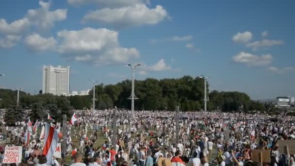 MINSK, BELARUS - 16 de agosto de 2020: La mayor protesta en la historia de la soberanía de Belarús. Elecciones presidenciales fraudulentas en 2020. Lucha pacífica del pueblo bielorruso por la democracia — Vídeos de Stock