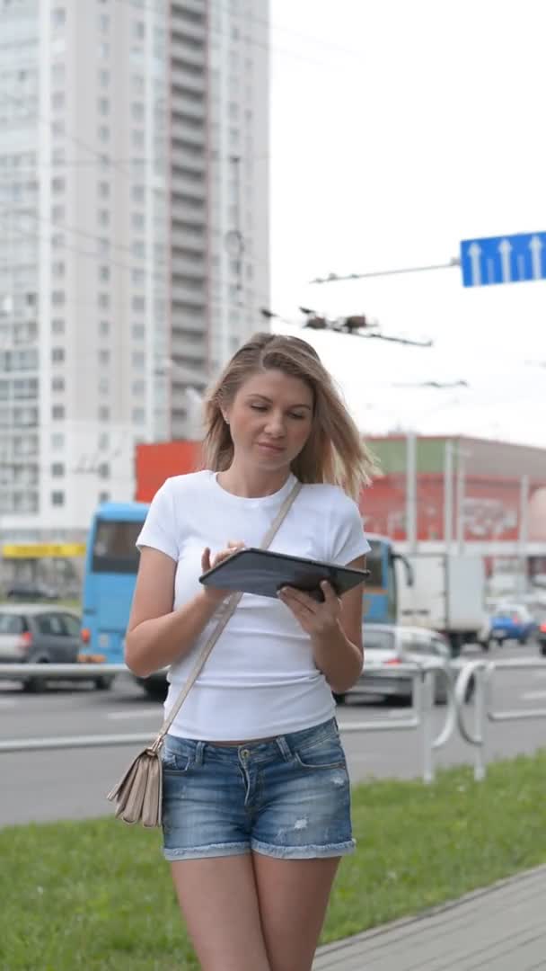 Кавказка с помощью цифрового планшета — стоковое видео