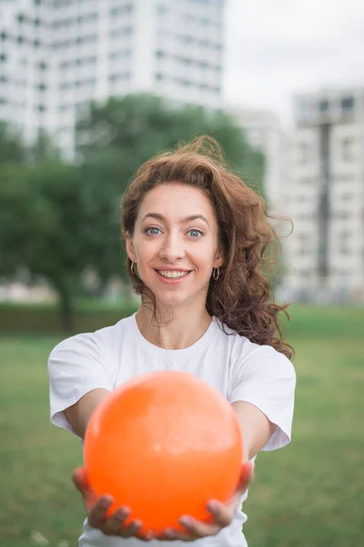 Unga Muskel Fitness Kvinna Gör Knäböj Motion Stadsparken — Stockfoto