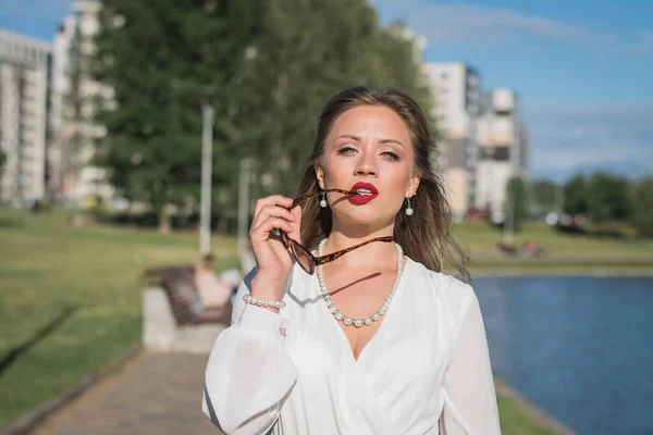 Joven Hermosa Chica Moda Tiro Aire Libre Día Verano — Foto de Stock