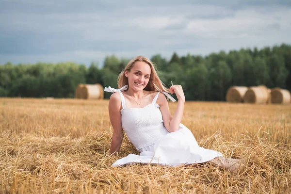 Porträtt av bohemisk flicka med vit konst poserar över vetefält — Stockfoto
