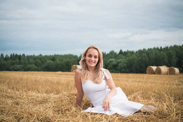 Портрет богемної дівчини з білим мистецтвом, що позує над пшеничним полем — стокове фото