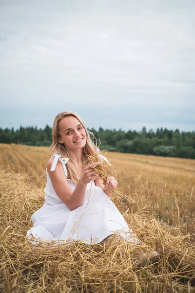 Портрет богемної дівчини з білим мистецтвом, що позує над пшеничним полем — стокове фото