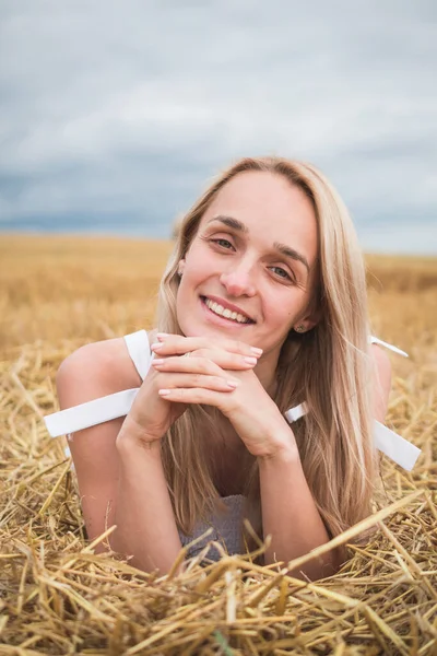 Portrait of bohemian girl with white art posing over wheat field — Stock Photo, Image