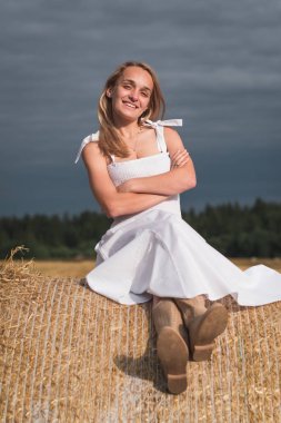 Mutlu kadın altın buğday tarlasında hayatın tadını çıkarıyor.