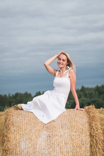 Lycklig kvinna njuter av livet i gyllene vetefält — Stockfoto