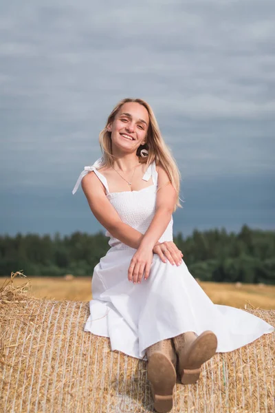 Happy woman enjoying life in golden wheat field — Stock Photo, Image