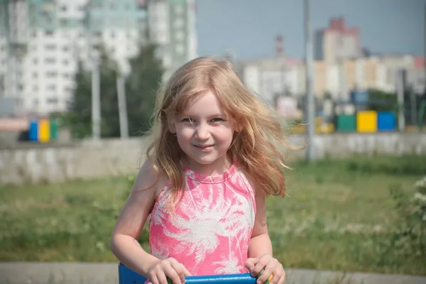 Fille Enfant Monter Sur Une Balançoire Dans Parc Ville — Photo