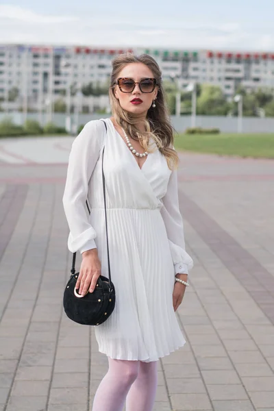 Elegante chica elegante en un vestido blanco — Foto de Stock