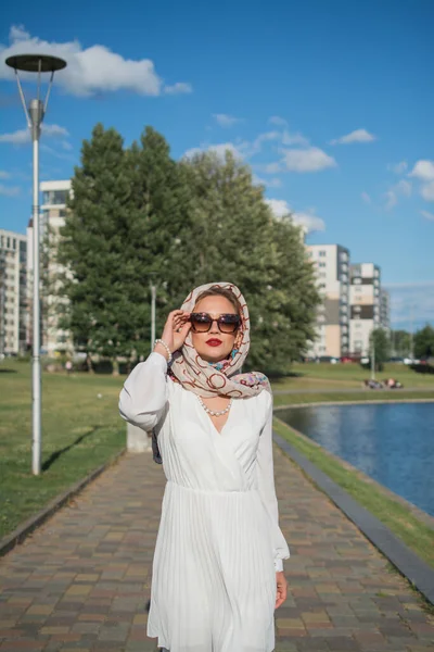 Стильная элегантная девушка в белом платье — стоковое фото