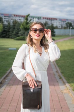 Beyaz elbiseli güzel romantik kadın.